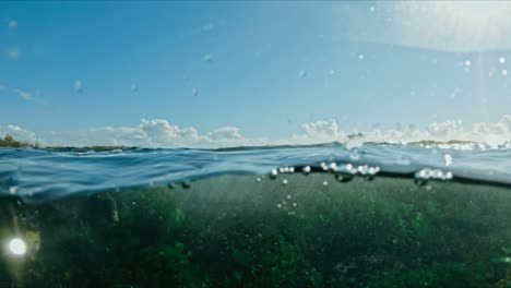 Wasser-Stürzt-Auf-Felsen,-Unter-Wasser-Und-Von-Oben