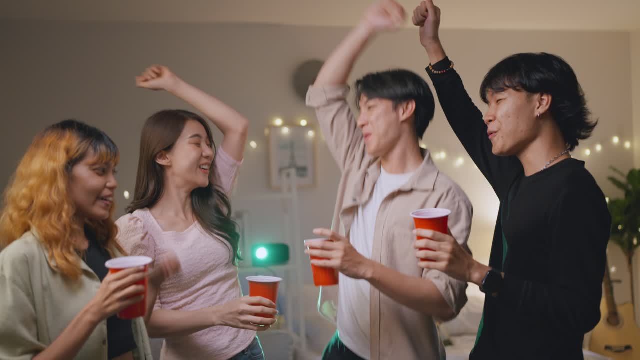 친구들이 즐거운 파티를 하고 있어요.