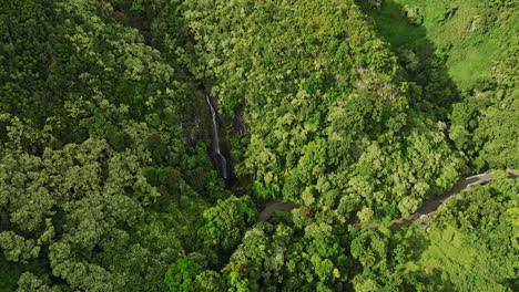 Maui-Hawaii-Luftaufnahme-V3-Vogelperspektive-Drohnenüberflug-über-Die-Wailua-Fälle,-Nach-Oben-Geneigt,-Aufnahme-Der-Natürlichen-Landschaft-Des-Hana-Waldreservats-Und-Der-Aussicht-Auf-Die-Insel-Pailoa-Point-–-Aufgenommen-Mit-Mavic-3-Cine-–-Dezember-2022