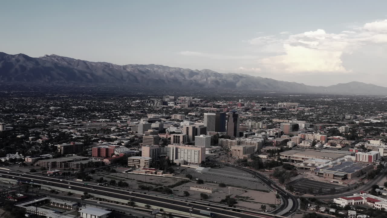 Vista aerea di Tucson, Arizona con montagne sullo sfondo