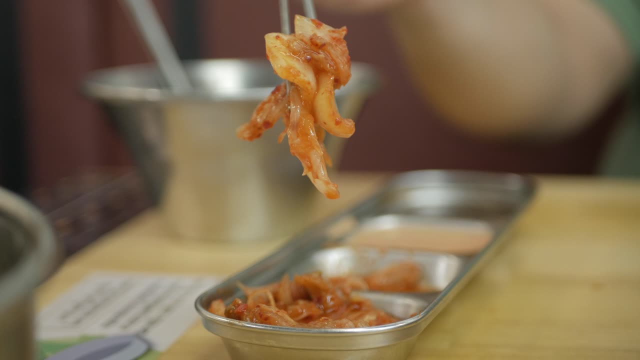 김치 절임 한국 음식의 전통 반찬 젓가락으로 따기