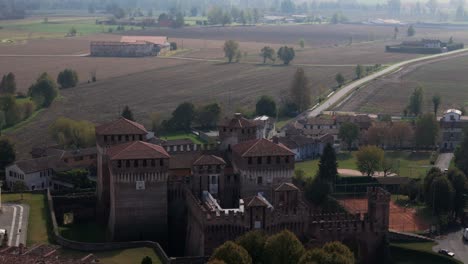 Fortaleza-Sforza-De-Soncino,-Cremona,-Italia,-Mediodía,-Otoño,-Drone