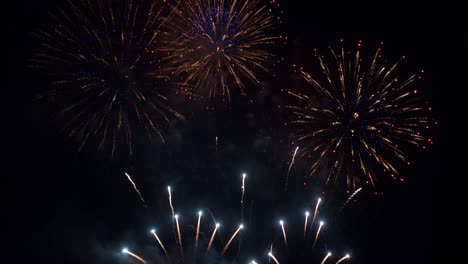hermosa exhibición de trabajo de fuego colorido por la noche para la celebración en el festival