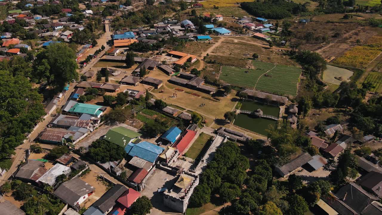 태국 산티촌의 녹색 자연 가운데 유색 전통 중국 가옥의 여러 가지 색깔의 지붕