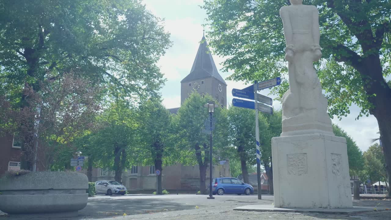 Kaupunkiaukio, jossa on kirkko ja patsas