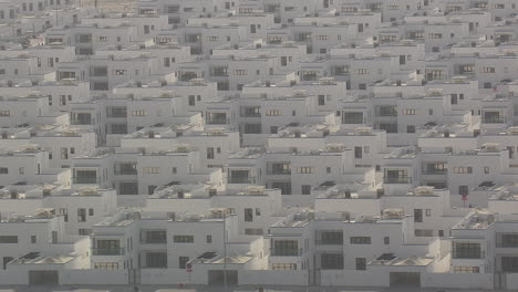 casas blancas similares construidas en blanco