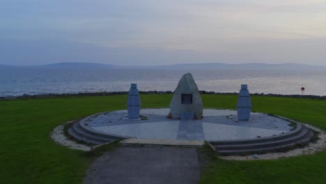 Sobrevolar-El-Monumento-Al-Barco-De-La-Hambruna-De-Galway-En-Salthill,-Irlanda