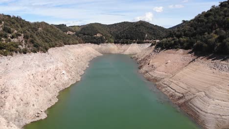 Empty-reservoir.-Aerial-shot-descending-towards-the-water