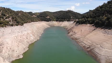 depósito vacío. disparo aéreo que desciende hacia el agua