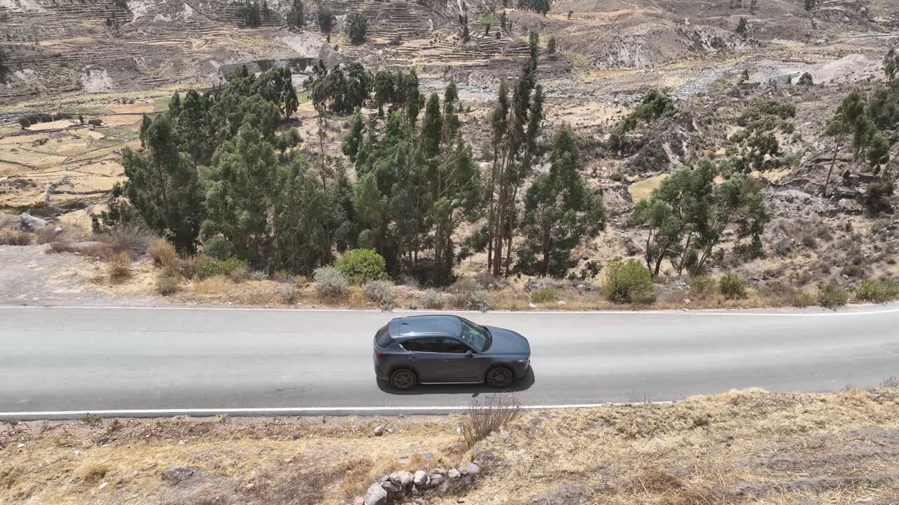 움직이는 자동차의 공중 낮은 드론 샷