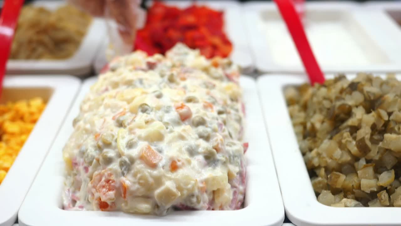 뷔페 에 전시 된 다양한 러드