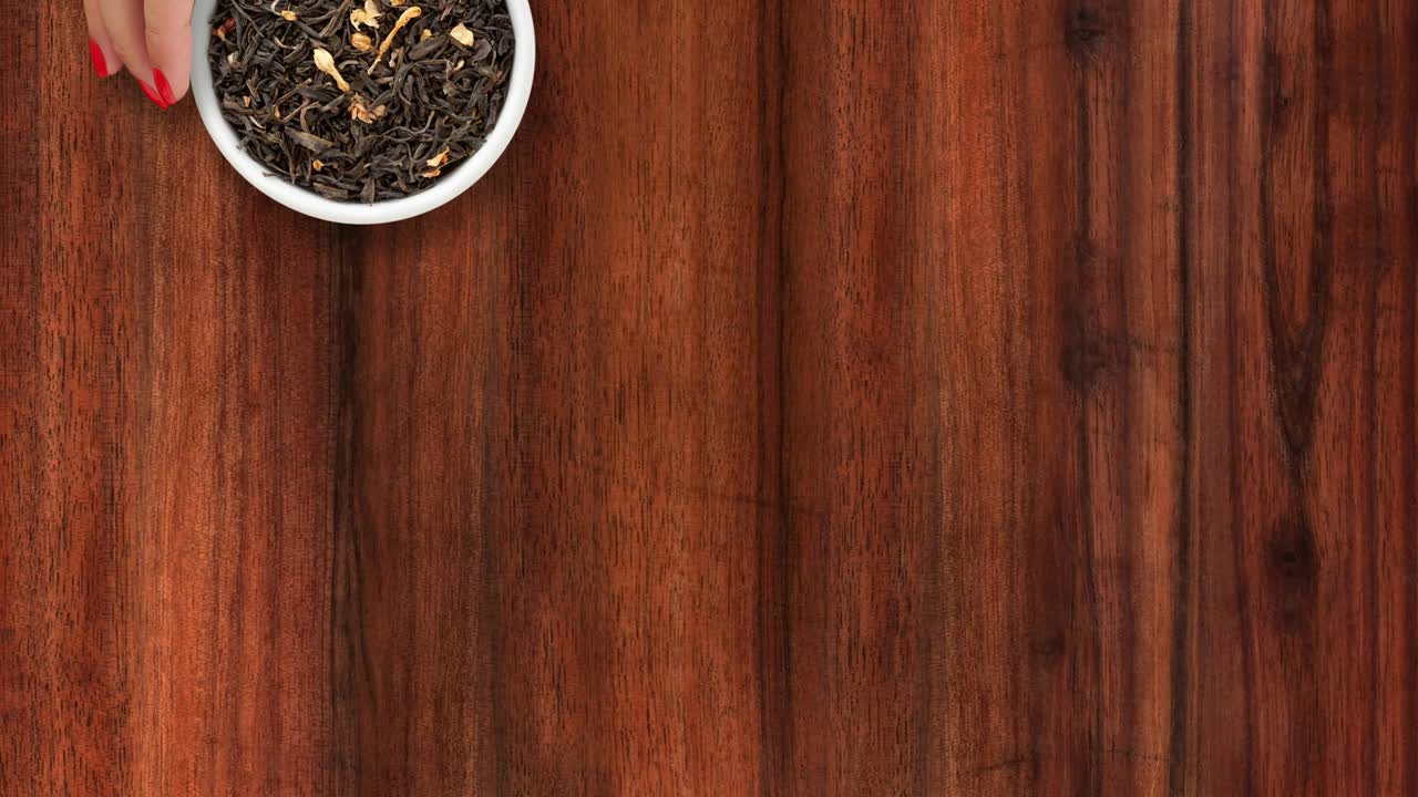 ofreciendo hojas de té de jazmín