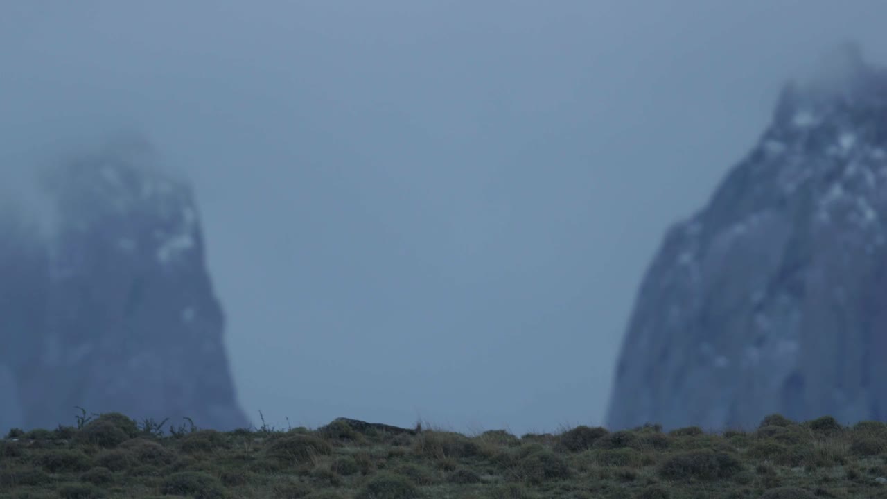 어두운 날에 구름의 두 봉우리