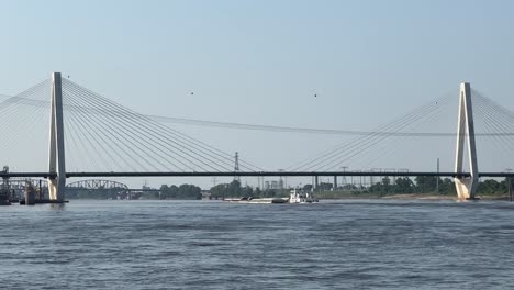 Remolcador-De-Motorización-En-Aguas-Tranquilas-Bajo-El-Puente-Conmemorativo-De-Los-Veteranos-De-Stan-Musial-En-St.