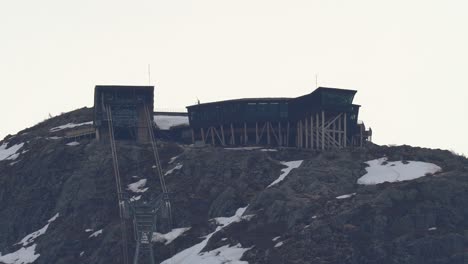 Temprano-En-La-Mañana-En-Romsdalen-Gondol-Sobre-Andalsnes-En-Noruega:-Zoom-Lento-Y-Distante-En-La-Estación-Superior-A-Través-De-Lentes-De-Telezoom