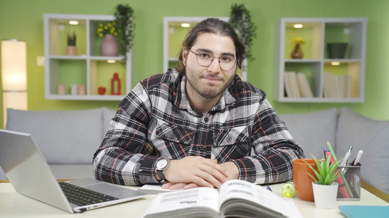 joven rechazando y pensando negativamente, escuchando noticias y anuncios.