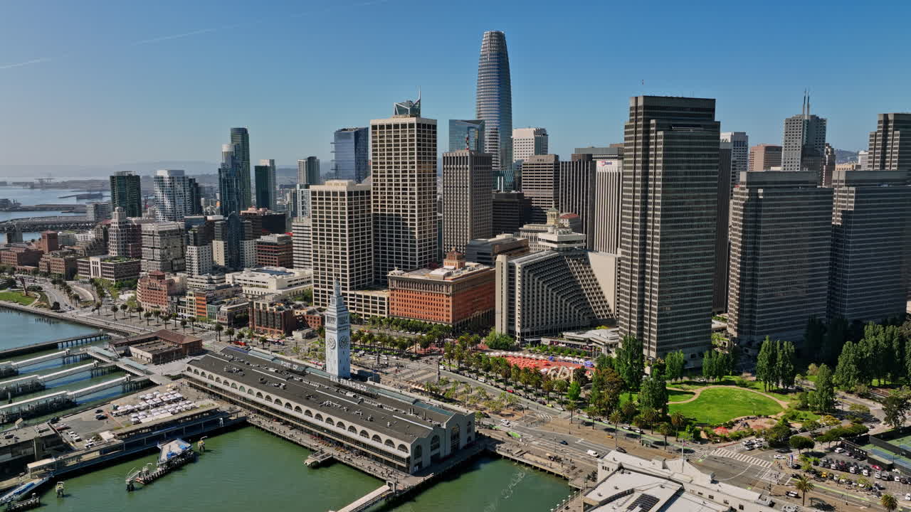 샌프란시스코 캘리포니아 공중 v139 패닝 뷰 플라이오버 워터프론트 엠바카데로 낮에 페리 건물과 금융 지구의 시내 경관 캡처 - 매빅 3 시네로 촬영 - 2022년 5월