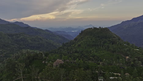 Ella-Sri-Lanka-Antena-V13-Drone-Cinematográfico-Sobrevuelo-Hoteles-Turísticos-En-La-Ladera-Que-Capturan-El-Exuberante-Paisaje-Verde-De-Las-Tierras-Altas-Centrales-Al-Amanecer-Con-El-Pico-Del-Pequeño-Adán---Filmado-Con-Cine-Mavic-3---Abril-De-2023