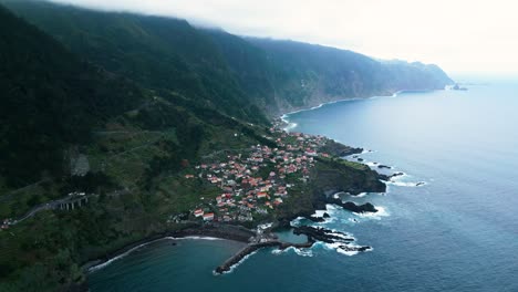 Vista-Panorámica-De-Una-Isla-Junto-Al-Océano