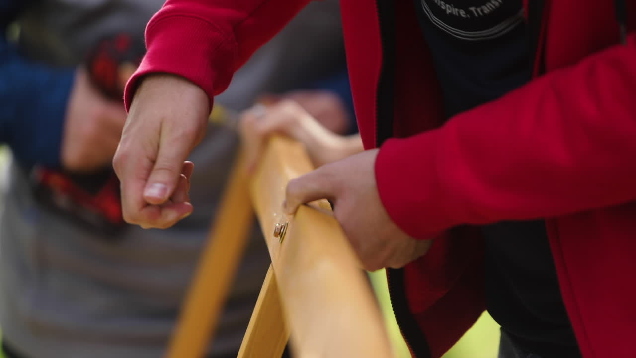 trabajador de la construcción perforando un tornillo en un trozo de madera