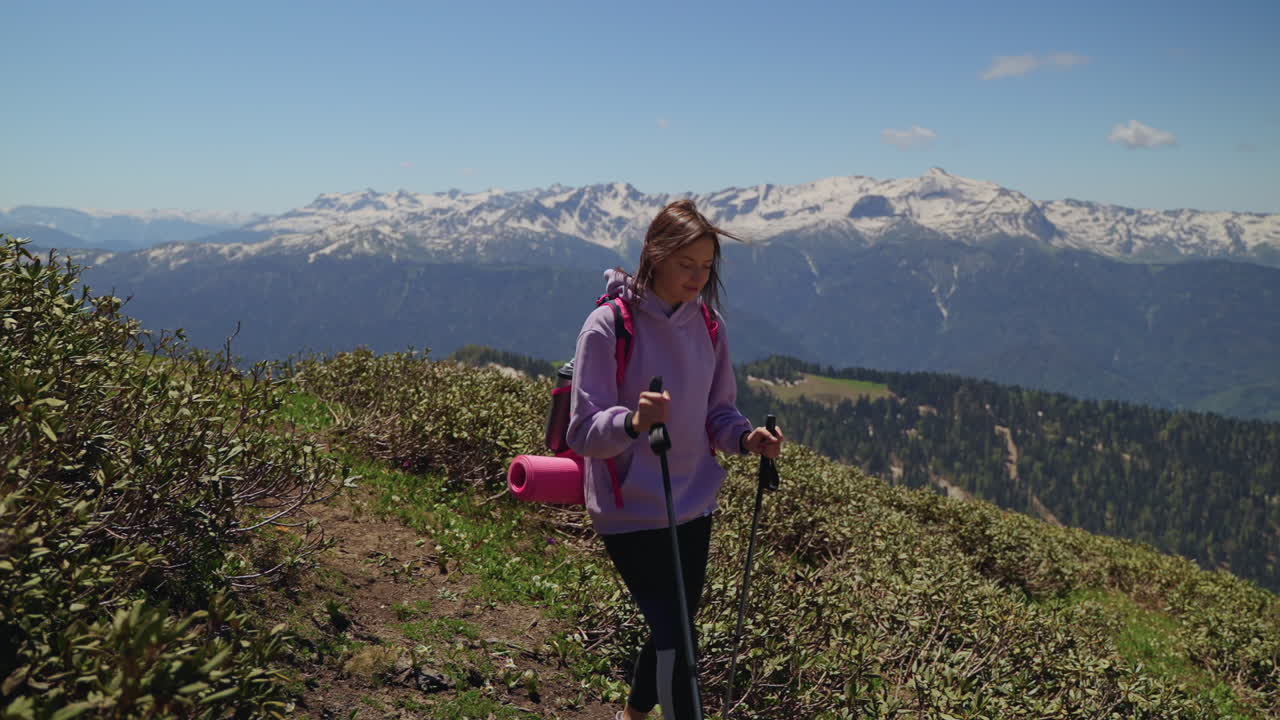 산에서 하이킹하는 여자