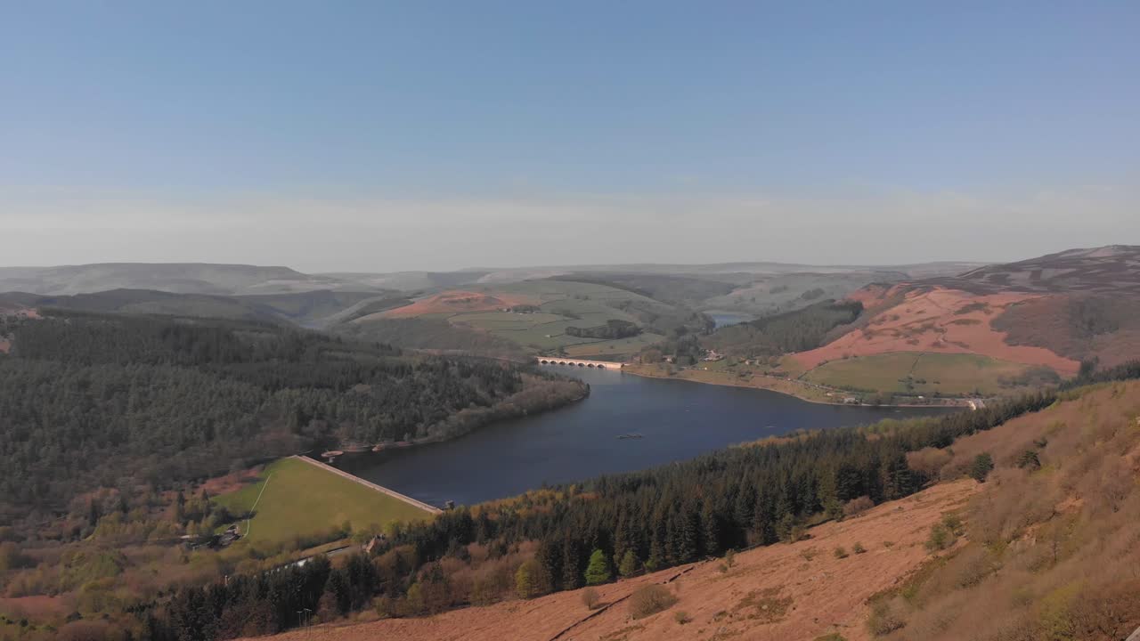 дрон, наблюдающий за водохранилищем леди бауэр, в то время как панорам слева направо от точки зрения бэмфорд эдж, снятый в 4k