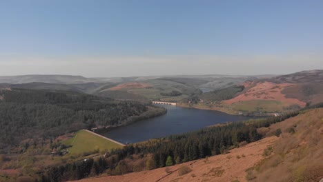 Drone-Observando-El-Embalse-De-Lady-Bower-Mientras-Se-Desplaza-De-Izquierda-A-Derecha-Desde-El-Punto-De-Vista-Del-Borde-De-Bamford-Filmado-En-4k