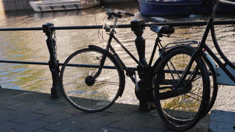 bicicletas pelo canal em amsterdã