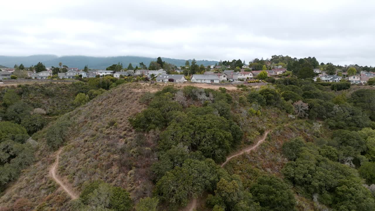 drone volando hacia un diseño de cabañas único en el pueblo ubicado en la cima de la montaña, san mateo