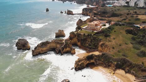 Costa-Rocosa,-Playa-Praia-Dos-Estudantes,-Lagos,-Algarve