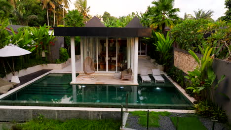 villa indonesia de lujo en jardín exótico con piscina privada, bali