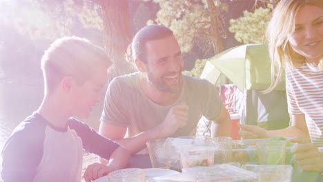 Familie-Beim-Picknick,-Während-Sie-Am-See-Campen-Und-Abenteuer-Im-Wald-Erleben