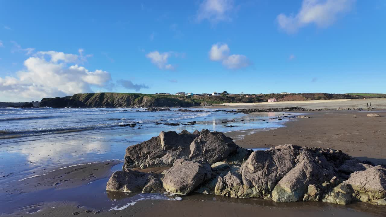 playa de invierno en un día frío y soleado costa del cobre waterford irlanda