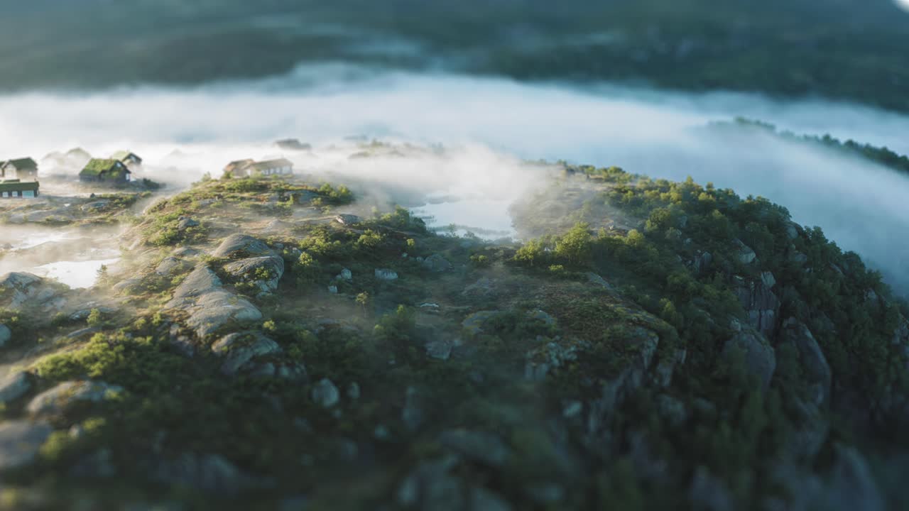 Cabanas espalhadas sobre o planalto envolto em neblina. Vista aérea