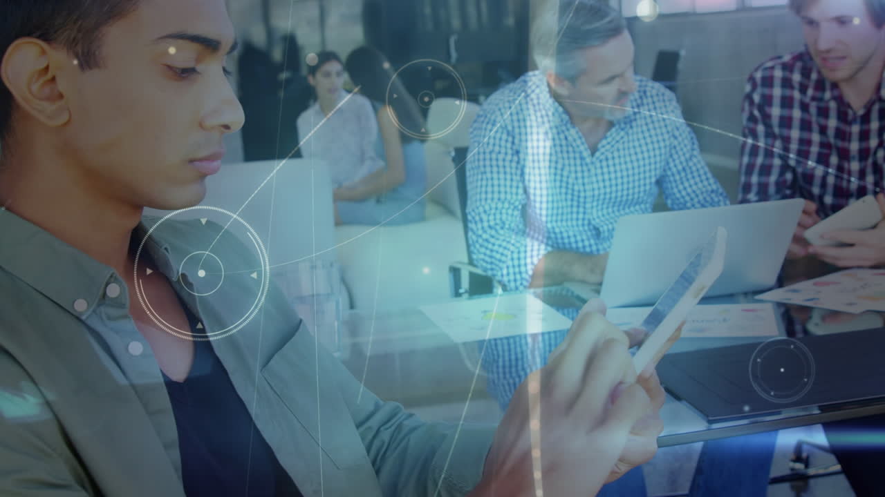 animación de la red de conexiones entre diversas personas que utilizan dispositivos electrónicos