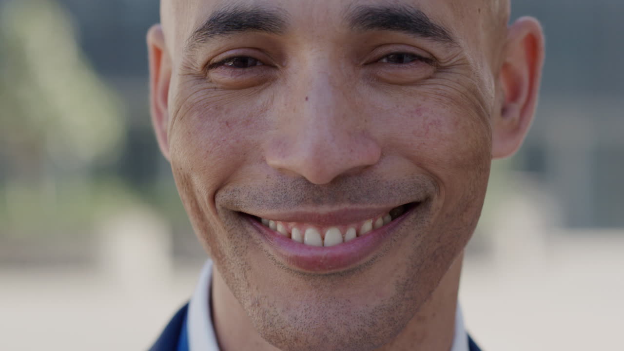 retrato joven hombre de negocios de raza mixta sonriendo