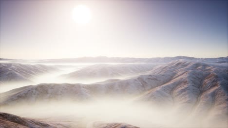 Berglandschaft-Mit-Tiefem-Nebel-Am-Morgen