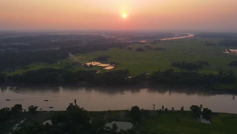 Paisaje-De-Horizontes-Dorados:-Puesta-De-Sol-En-El-Río-Surma-En-Las-Zonas-Rurales-De-Bangladesh