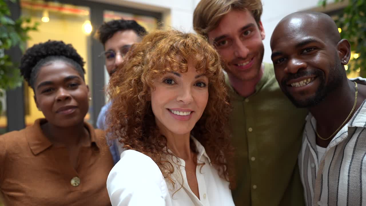 Un gruppo di amici felici e diversi che si fanno un selfie insieme