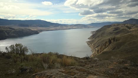 Ein-Atemberaubender-Zeitraffer-Von-Kamloops-Lake-Vom-Battle-Bluff-Aus