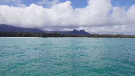 Imágenes-De-Drones-A-Través-De-Las-Aguas-Turquesas-De-La-Bahía-De-Waimanalo-Hacia-La-Orilla-Arenosa-De-La-Playa-Bagley-En-La-Isla-De-Oahu,-Hawaii