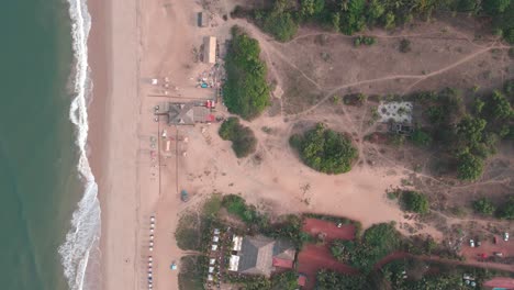 goa sinquerim beach drone shot shack vista desde la playa hasta la parte superior de las olas vista panorámica parte superior extrema