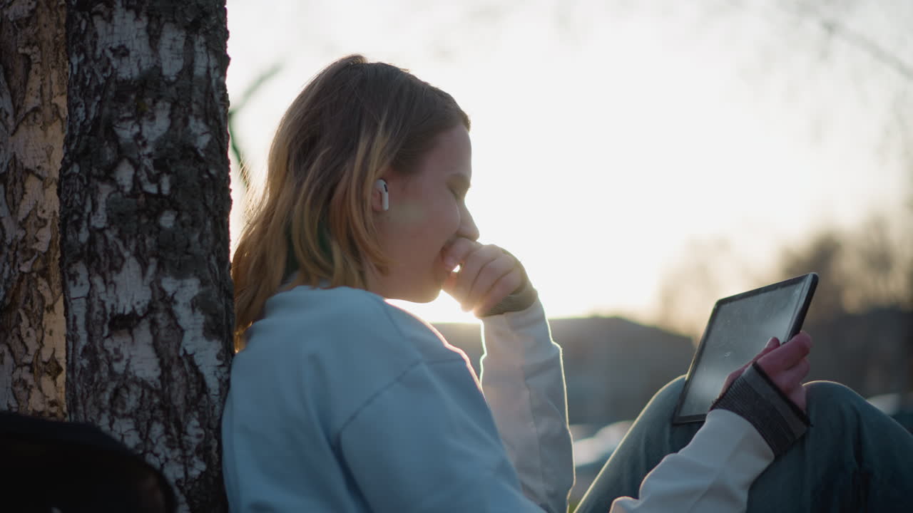 평화로운 야외에서 휴식을 취하는 십 대, 평온한 야외 활동에 참여하는 젊은이, 평화로운 야외 여가 활동에 몰두하며 조용한 시간을 즐기는 젊은이들