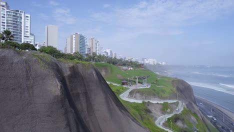vista aérea del distrito de miraflores en lima.