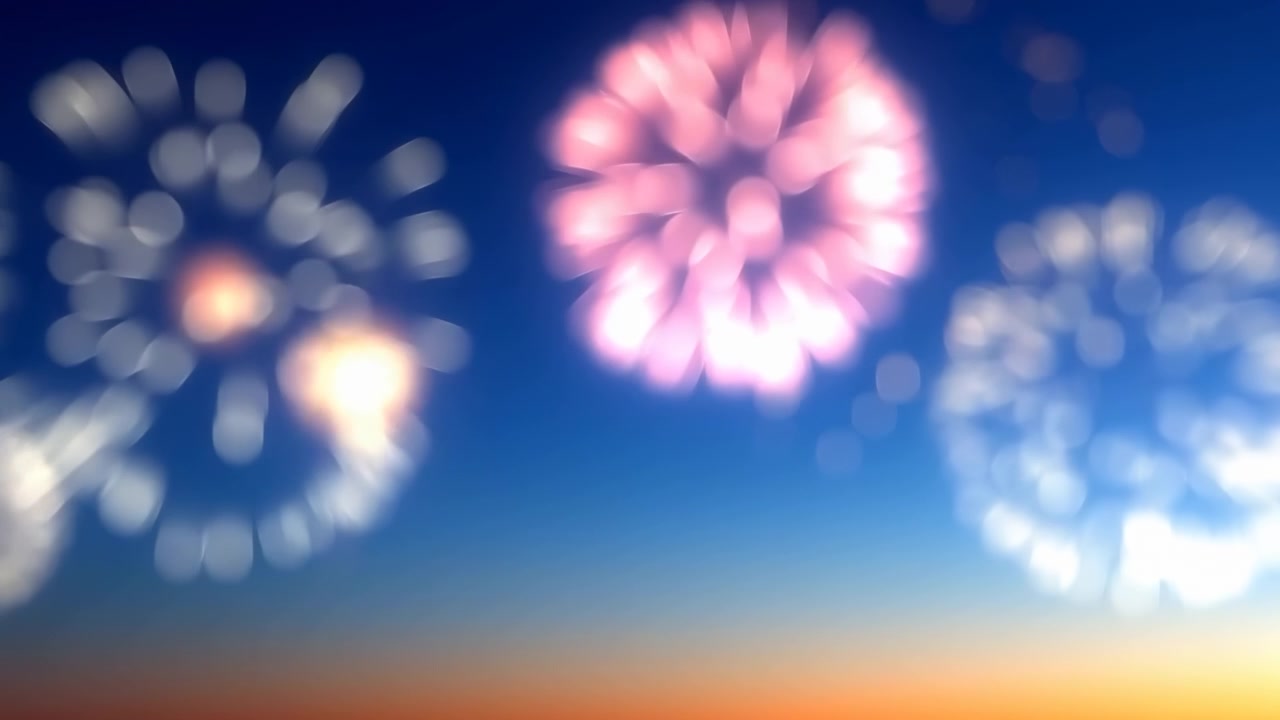 夕暮れの空に広がるピンボケの花火の打ち上げ。大きな放射状のハイライト、散らばった円形のボケディスク、漂うきらめき、そして暖かい地平線の輝きの上に伸びる明るい垂直の光の筋。