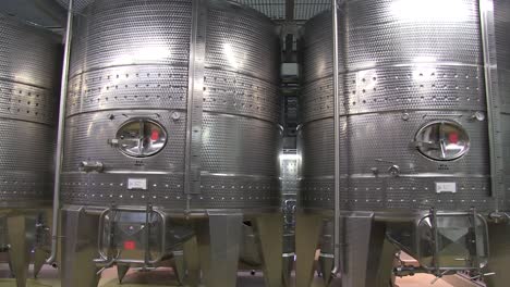 grandes cubas de vino de acero inoxidable