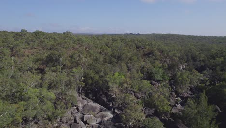 Rocas-De-Granito-Y-Vegetación-En-El-Parque-Natural-Granite-Gorge-En-Queensland,-Australia---Retroceso-Aéreo