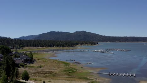 un hermoso dron ascendente filmado en el lago big bear en el condado de san bernardino, california