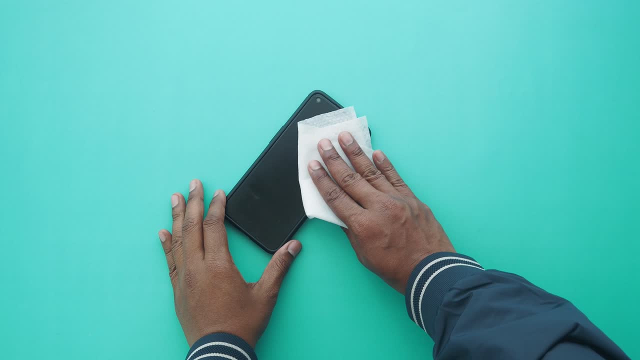 limpieza de un teléfono inteligente con una toalla