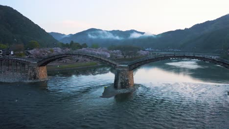 Iwakuni-Am-Frühlingsmorgen,-Kintaikyo-Bogenbrücke,-Schwenkaufnahme-4k